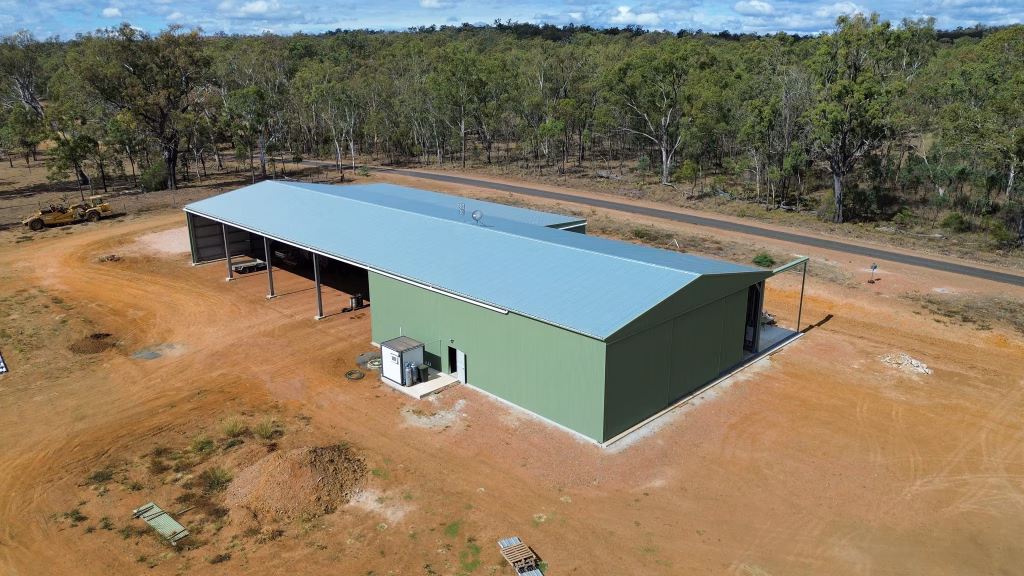 Multi-purpose farm shed in Ellangowan with top-hung sliding doors facing the road and open bays facing the paddocks